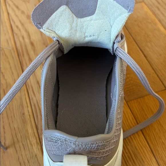 🩶 Women’s Nike Light Gray and White Sneakers 👟 - Picture 4 of 11